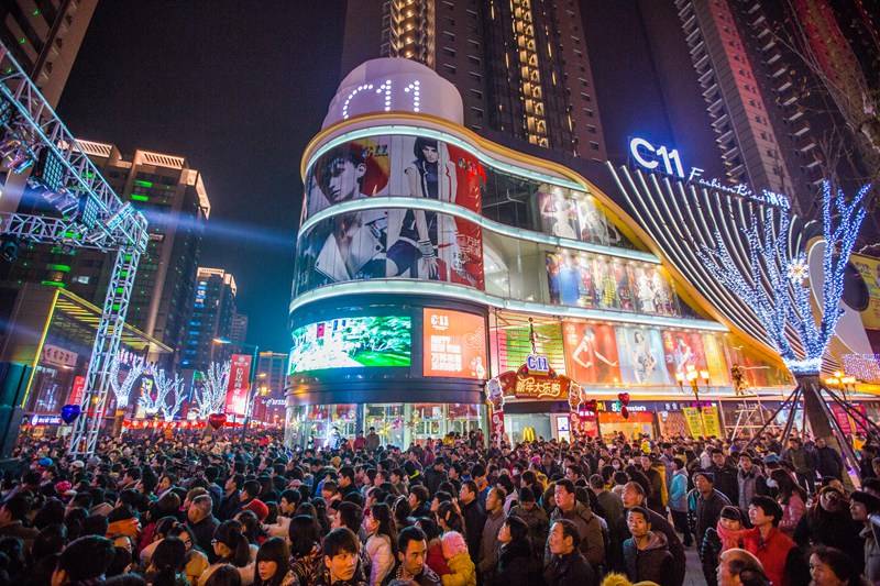 疫情之下使用午夜一区二区三区人體消毒機進行人體表麵消毒殺菌保障公共場合衛生安全