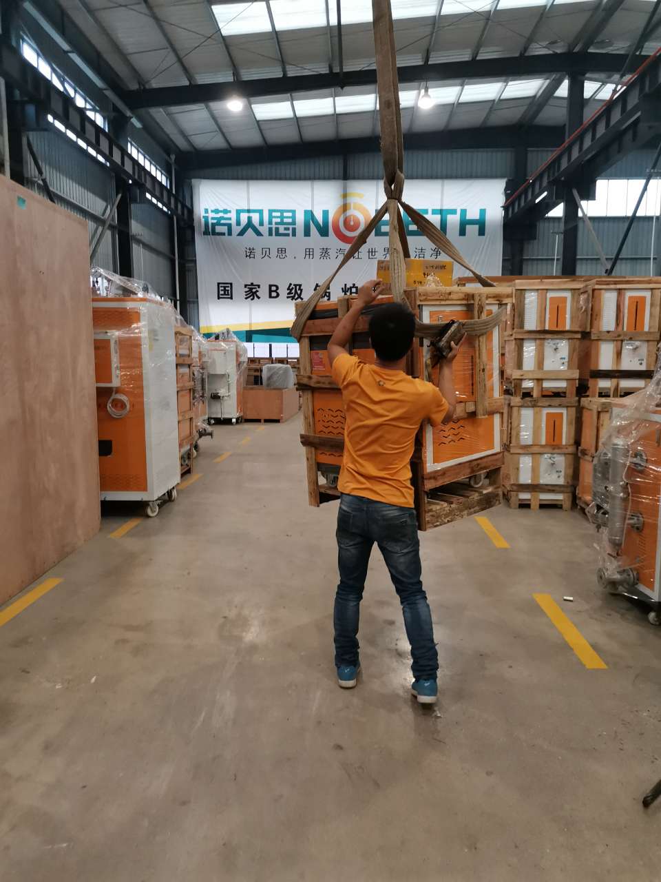 午夜一区二区三区的工廠工人們正在小心翼翼的吊裝包裝好的混凝土預製構件小型蒸汽發生器