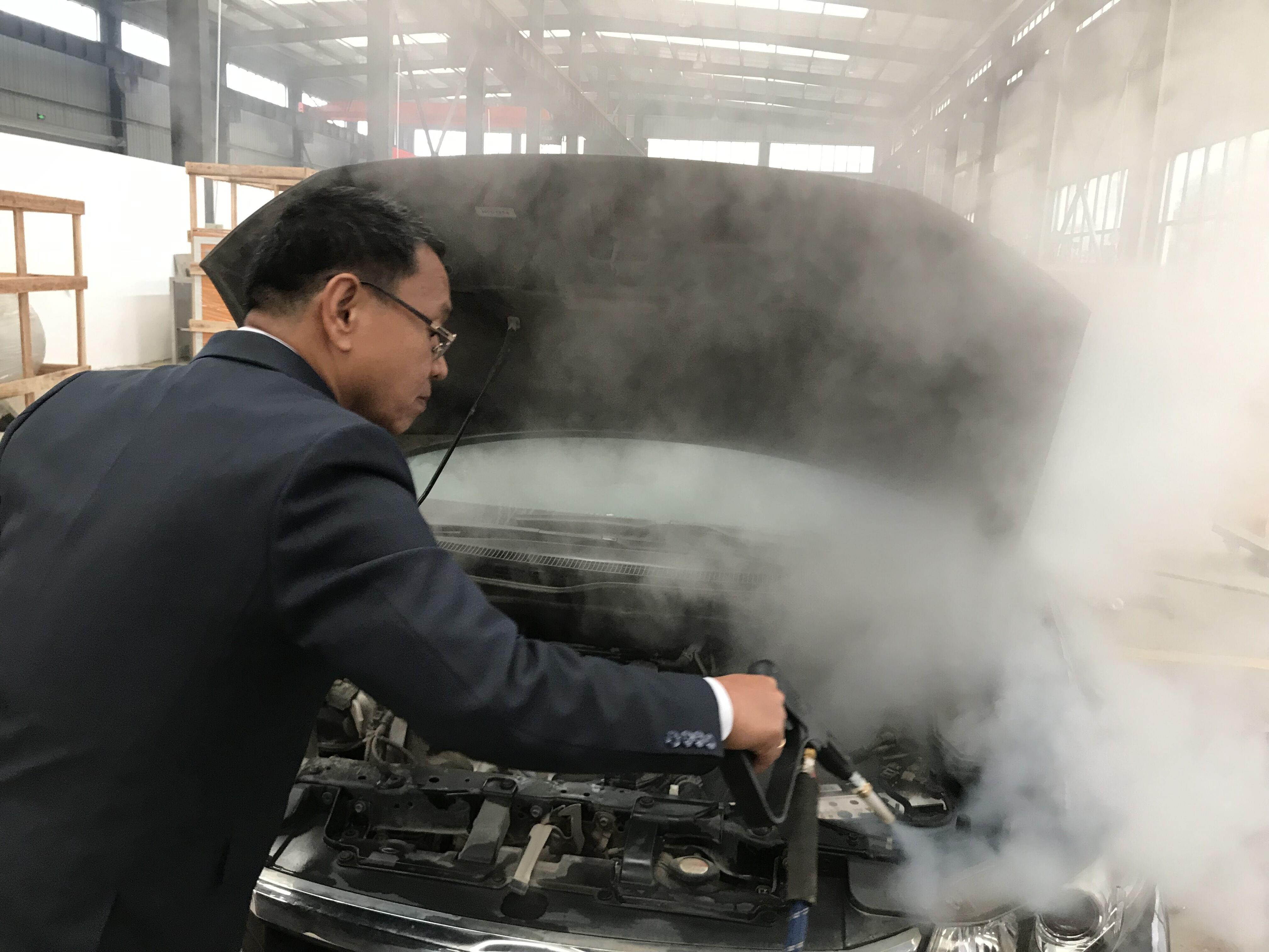 外國友人現場演示蒸汽洗車，驚呼太過隱！